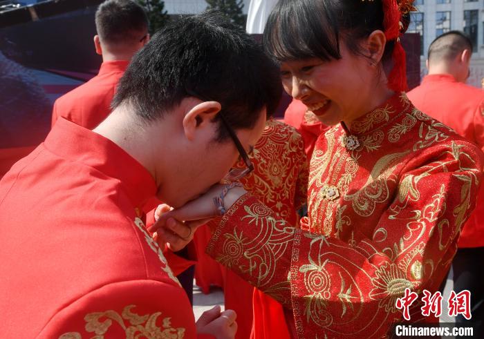 百对新人福州办集体婚礼喜娘助阵展示地道福州婚俗