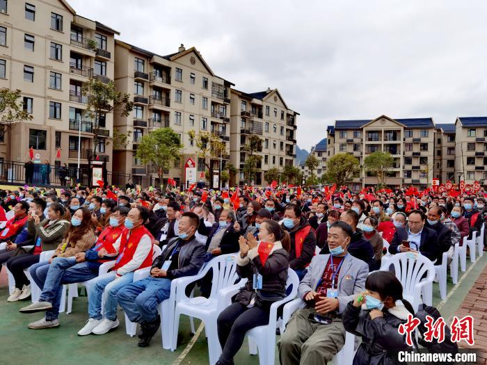贵州：工会送文艺演出慰问易地扶贫搬迁民众