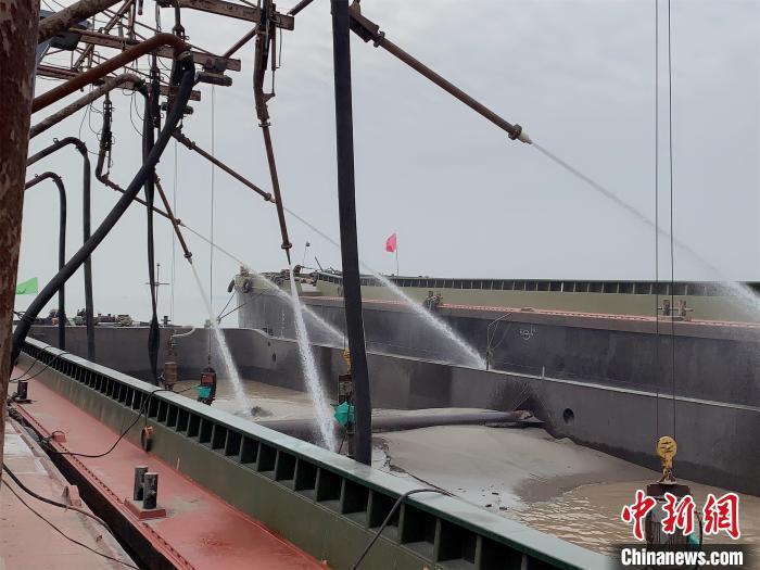 长江嘉鱼主航道疏浚开工疏浚砂实现生态环保综合利用
