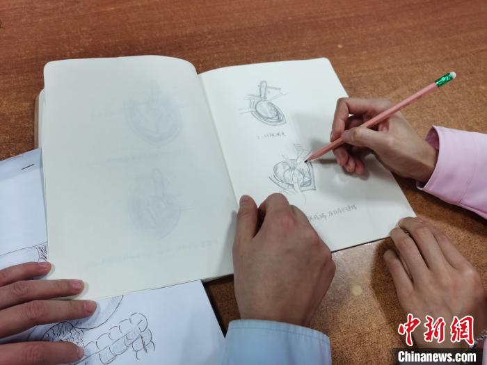 西安护士变身“灵魂画手”手绘上百张手术图为患儿家属解忧