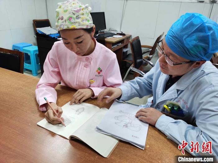 西安护士变身“灵魂画手”手绘上百张手术图为患儿家属解忧
