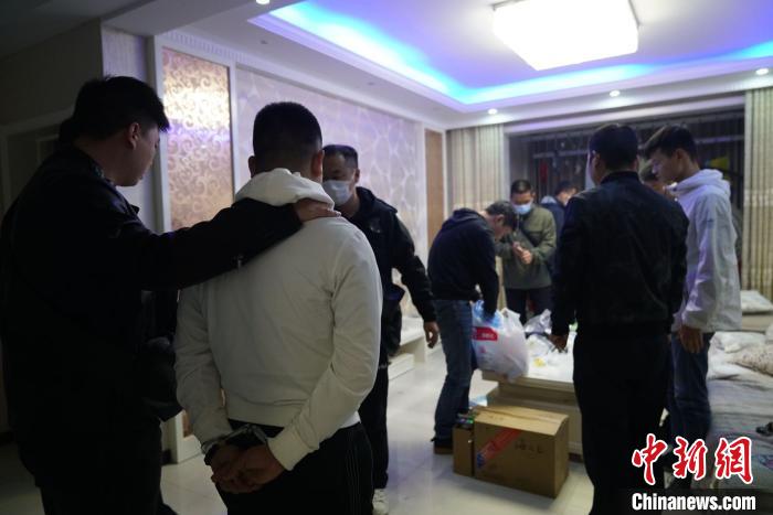 湖北警方严打开卡贩卡团伙抓获1100名电诈嫌疑人