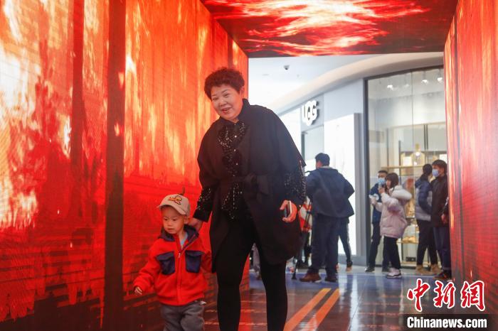 哈尔滨消防部门举行“11.9”主题宣传活动市民VR直观体验灾害场景