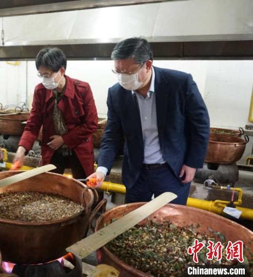 申城膏方立冬开炉：传承古法紫铜锅熬煮、压渣取汁