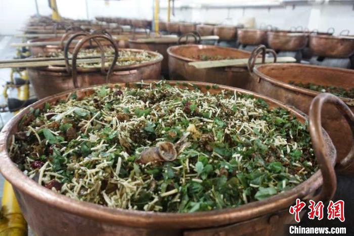 申城膏方立冬开炉：传承古法紫铜锅熬煮、压渣取汁