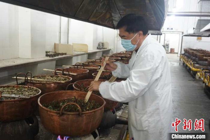 申城膏方立冬开炉：传承古法紫铜锅熬煮、压渣取汁