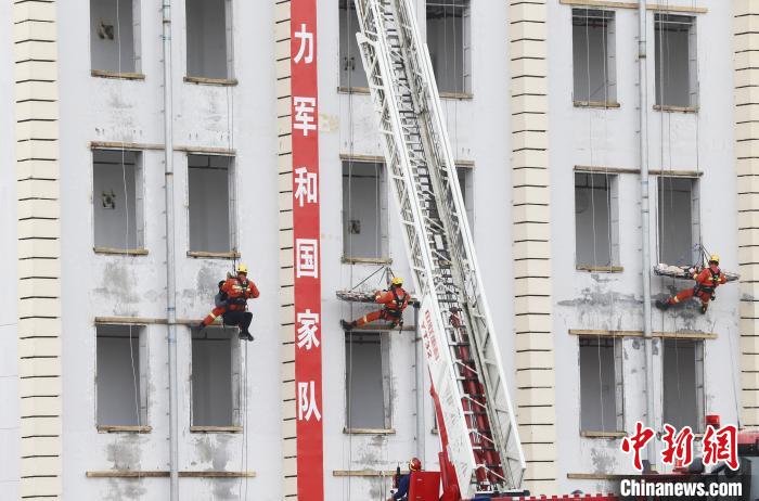 青海消防首次举行空地应急救援实景演练