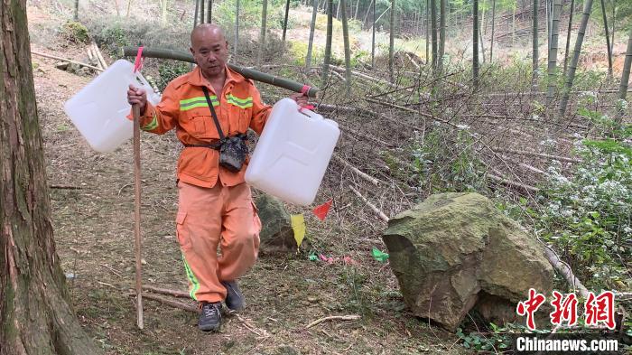 “森林守卫者”：30年独居高山瞭守百家安康