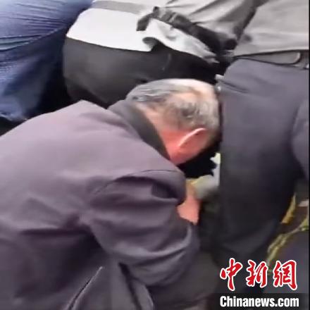 浙江椒江街头众人“掀车”：车底拉出一个孩子