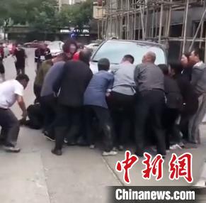 浙江椒江街头众人“掀车”：车底拉出一个孩子