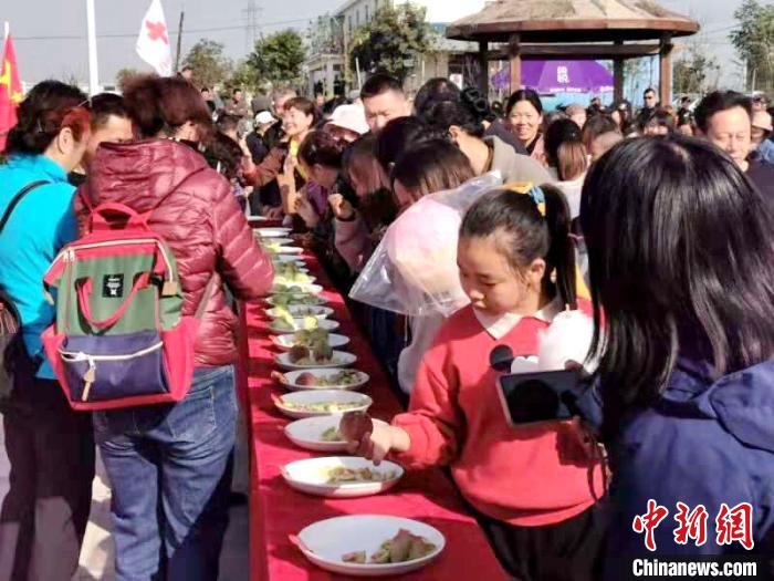 湖北襄州：种下“脱贫桃”收获“致富果”