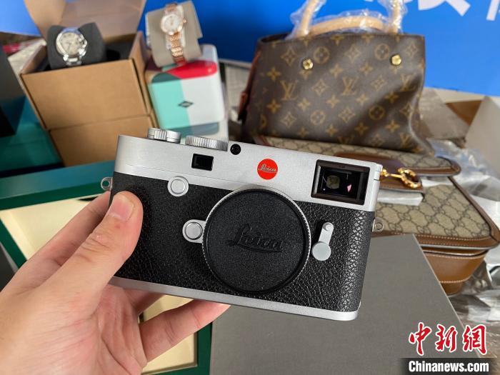 1000万元名牌手表皮包服饰藏匿货车被海关查获