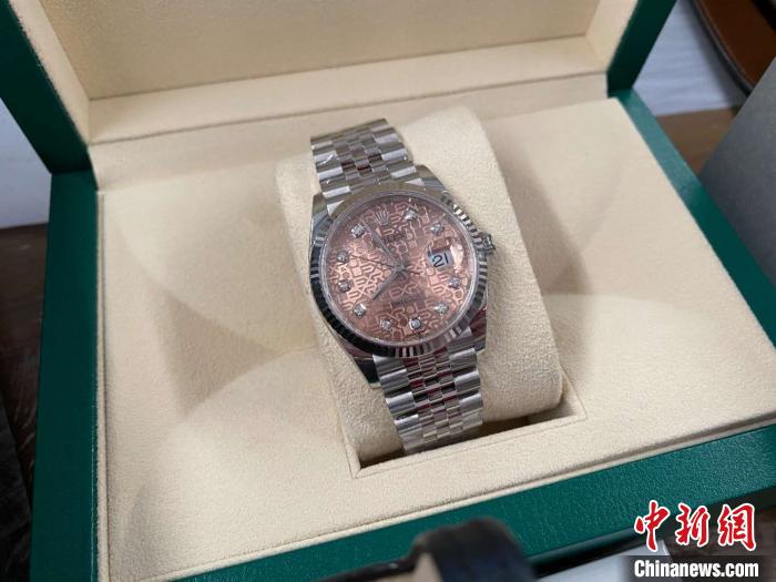 1000万元名牌手表皮包服饰藏匿货车被海关查获