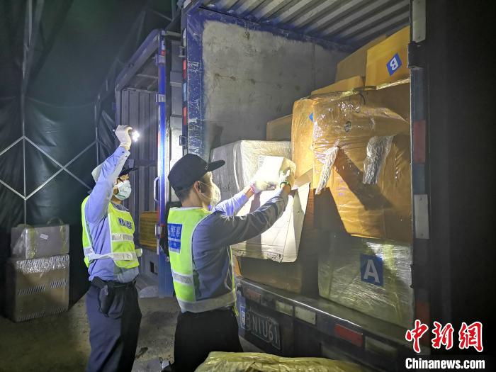 1000万元名牌手表皮包服饰藏匿货车被海关查获