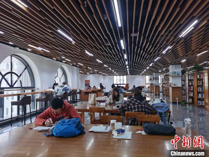 西安一高校为考研生安排专人专座学生不为占座困扰