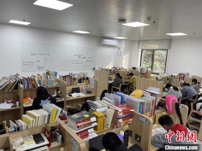 西安一高校为考研生安排专人专座学生不为占座困扰