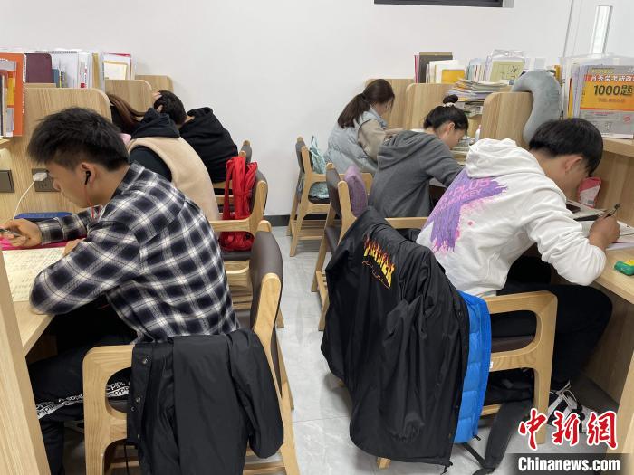 西安一高校为考研生安排专人专座学生不为占座困扰