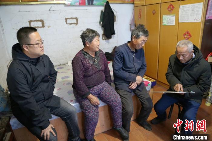 内蒙古60岁扶贫工作队员：“带着村民减贫就是我的退休生活”