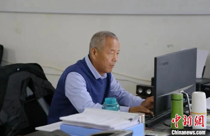 内蒙古60岁扶贫工作队员：“带着村民减贫就是我的退休生活”
