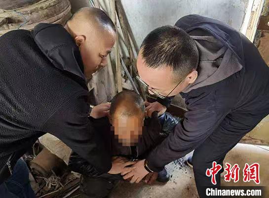 男子“仗义”出头不慎杀人逃亡15年终落网