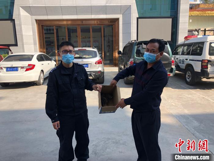 云南德宏：“天上掉下个小小鸟”民警救助的竟是二级“国保”