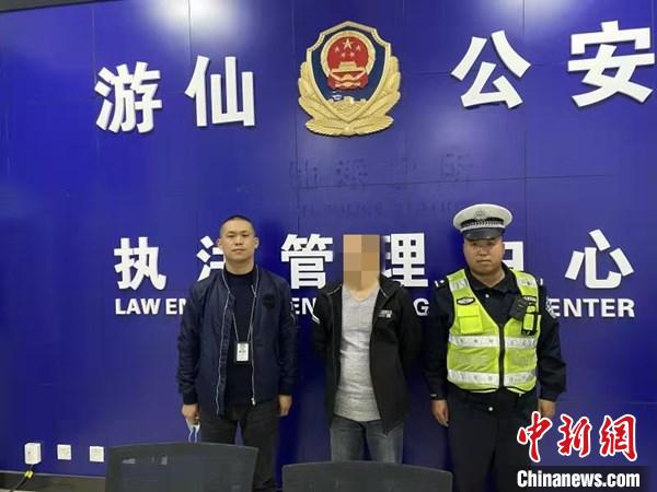四川绵阳：汽车违停被处罚发朋友圈辱骂交警被行政拘留5日