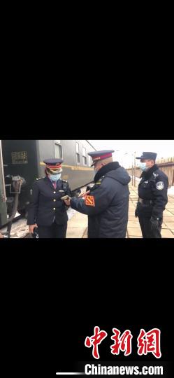 火车上如厕手机掉出民警徒步两公里找回