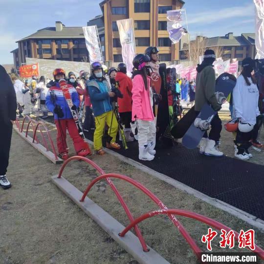 吉林启动新雪季：疫后万人“开板”畅滑
