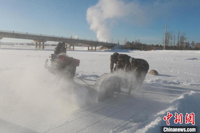 “神州北极”漠河：采冰造雪打造万米冰雪大观园