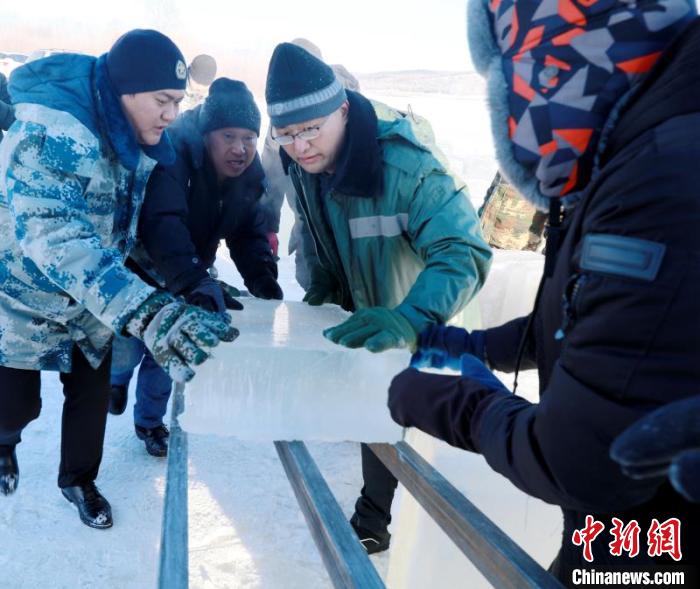 “神州北极”漠河：采冰造雪打造万米冰雪大观园