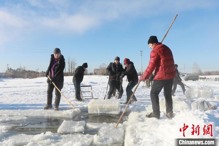 “神州北极”漠河：采冰造雪打造万米冰雪大观园