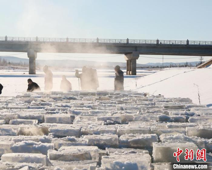 “神州北极”漠河：采冰造雪打造万米冰雪大观园