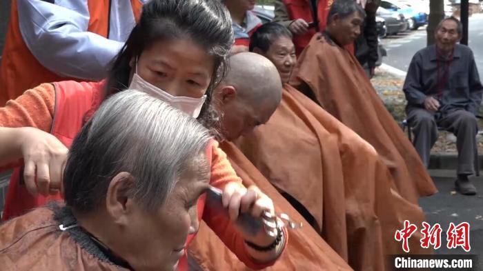 上海“银发”Tony老师团队：专为老人解决“‘头’等大事”