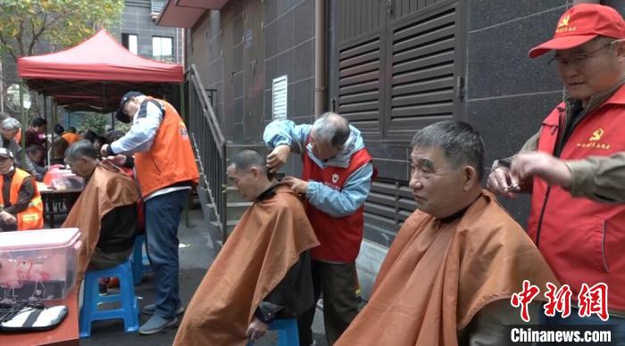 上海“银发”Tony老师团队：专为老人解决“‘头’等大事”