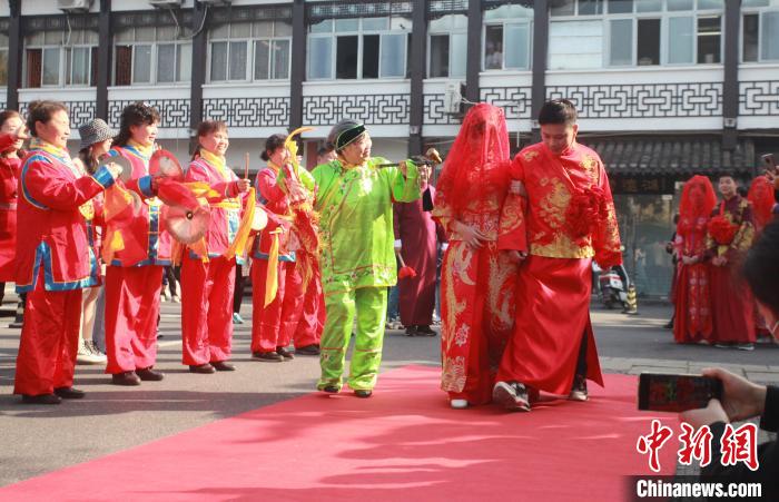 扬州6对新人骑马坐轿拜堂成亲再现古代盐商婚礼大典