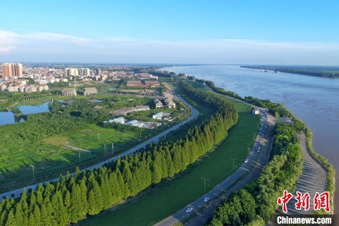 湖北江陵：长江岸线腾退复绿滨江景观带绵延十里