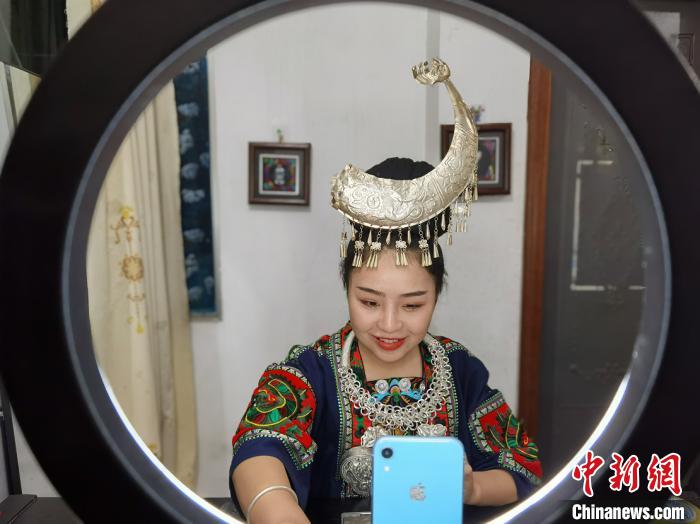 大山里的“95后”女银匠拍短视频让非遗“活”起来