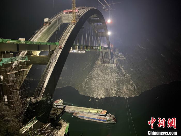 郑万高铁重庆段巫山大宁河双线大桥主桥钢箱梁合龙