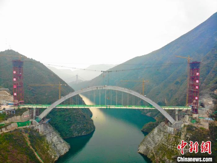 郑万高铁重庆段巫山大宁河双线大桥主桥钢箱梁合龙