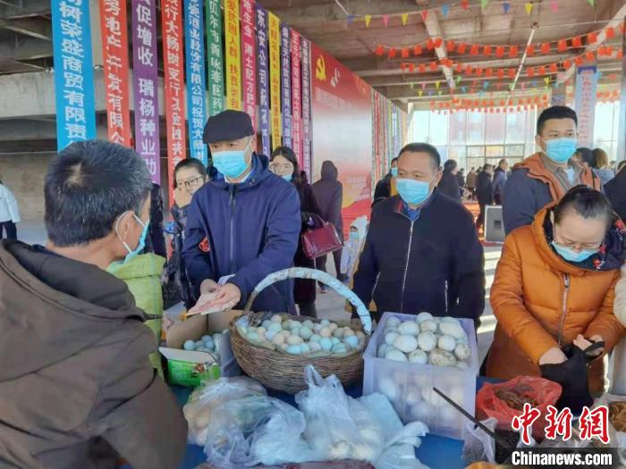 鄂伦春族聚居地红红火火办“大集”：打通消费扶贫“最后一公里”