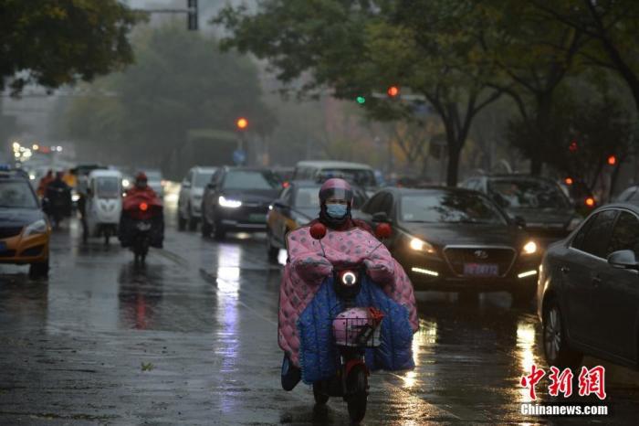 北京迎来今冬首场降雨气温明显下降