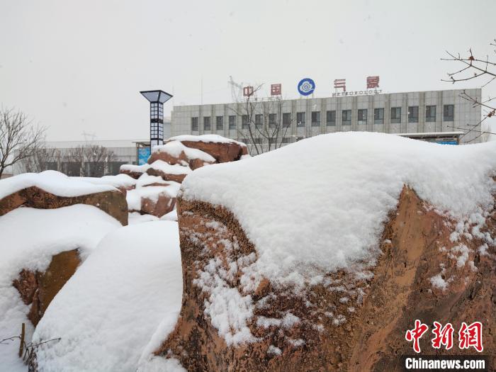 内蒙古遇入冬以来最大范围降雪致航班延误、取消出行遇阻