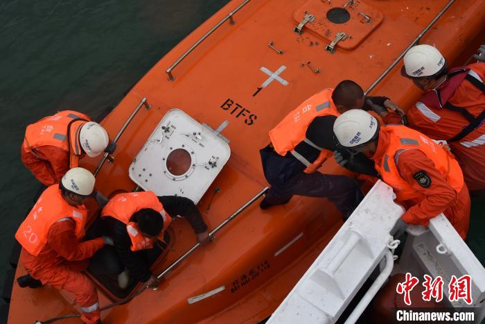 烟台海域一船舶翻扣北海救助局成功救起3人
