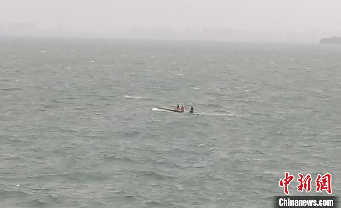 烟台海域一船舶翻扣北海救助局成功救起3人