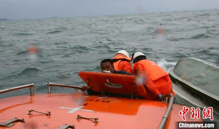 烟台海域一船舶翻扣北海救助局成功救起3人