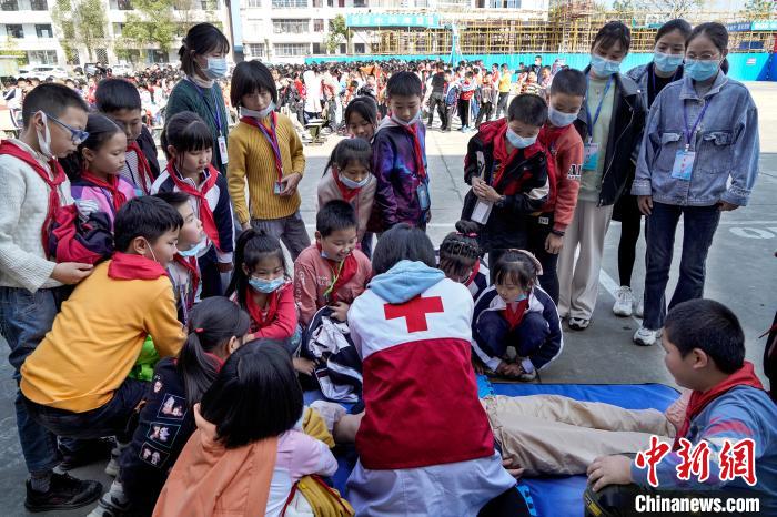 提高青少年健康素养中国红基会累计援建175所“博爱校医室”