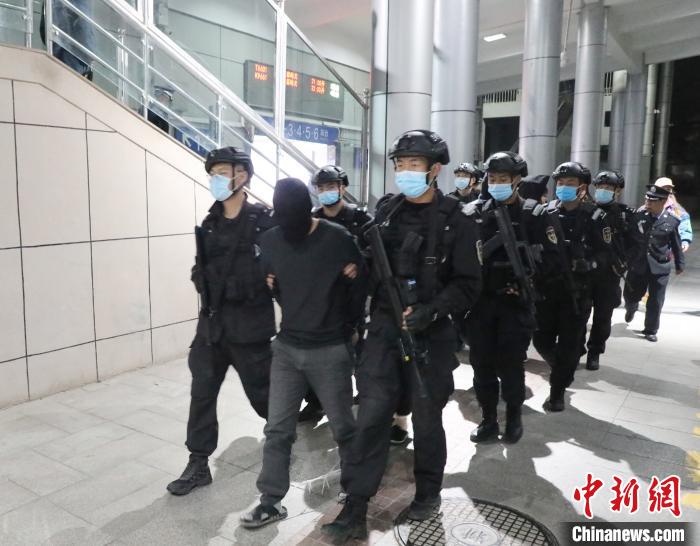 兰州公安侦破洗头房特大杀人案4嫌疑人潜逃16年终落网