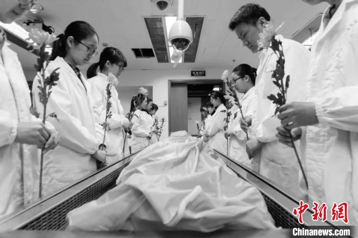 妇科专家去世成为“大体老师”让医学生感悟医术精髓