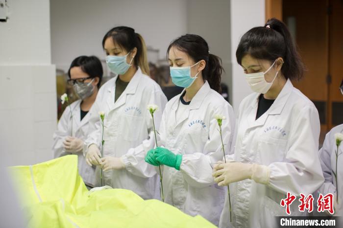 妇科专家去世成为“大体老师”让医学生感悟医术精髓