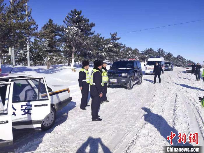 早产婴儿生命危急内蒙古赤峰多地交警雪中接力送医